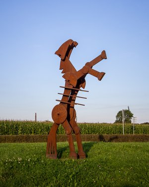 Das Bild zeigt eine Pferdeskulptur aus Eisen.