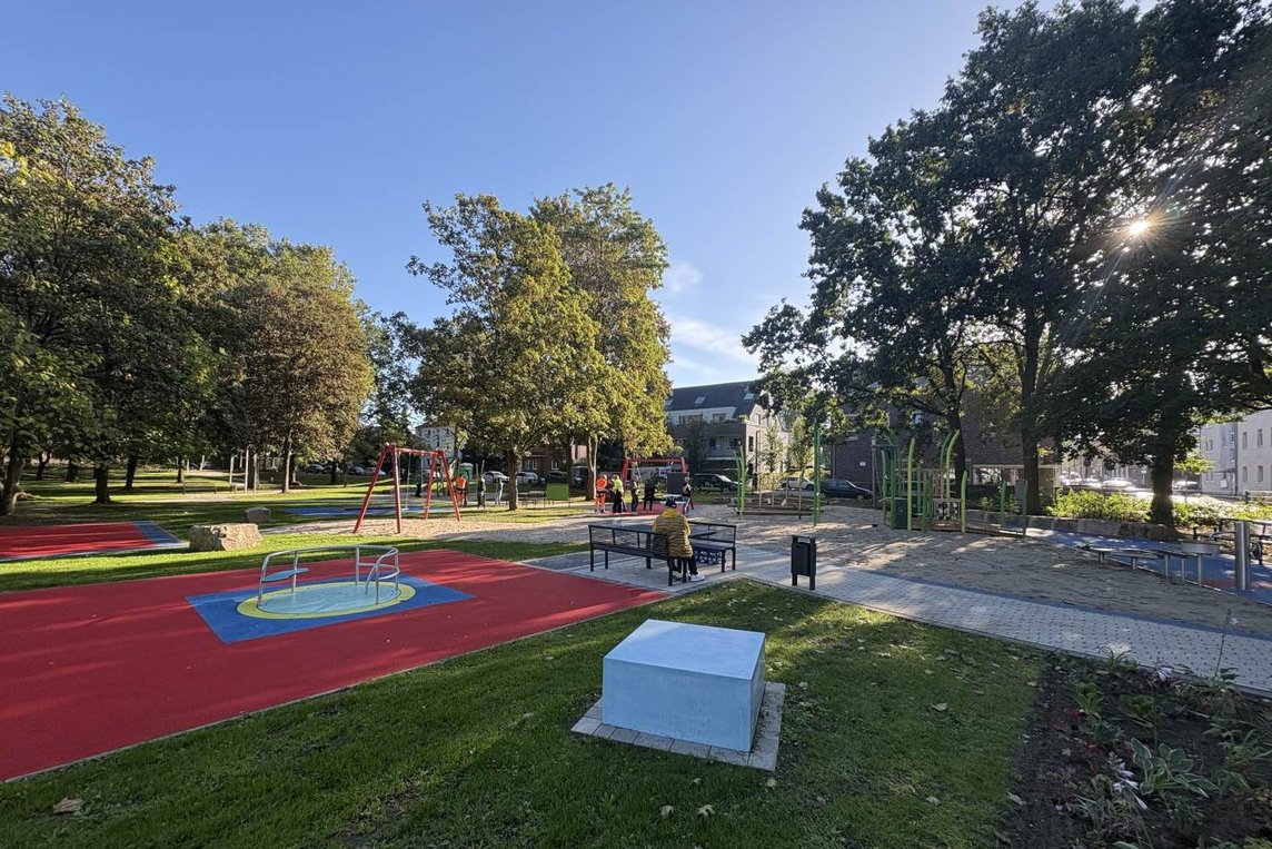 Dieses Foto zeigt den Spielbereich im Stadtpark an den Wiesen