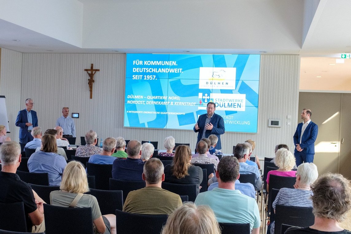 Stadtbaurat Markus Mönter, Marcel Heymann (Technischer Leiter der Stadtwerke, re.) und Vertreter des Büros DKS begrüßten zahlreiche interessierte Teilnehmende im einsA. Foto: Stadt Dülmen