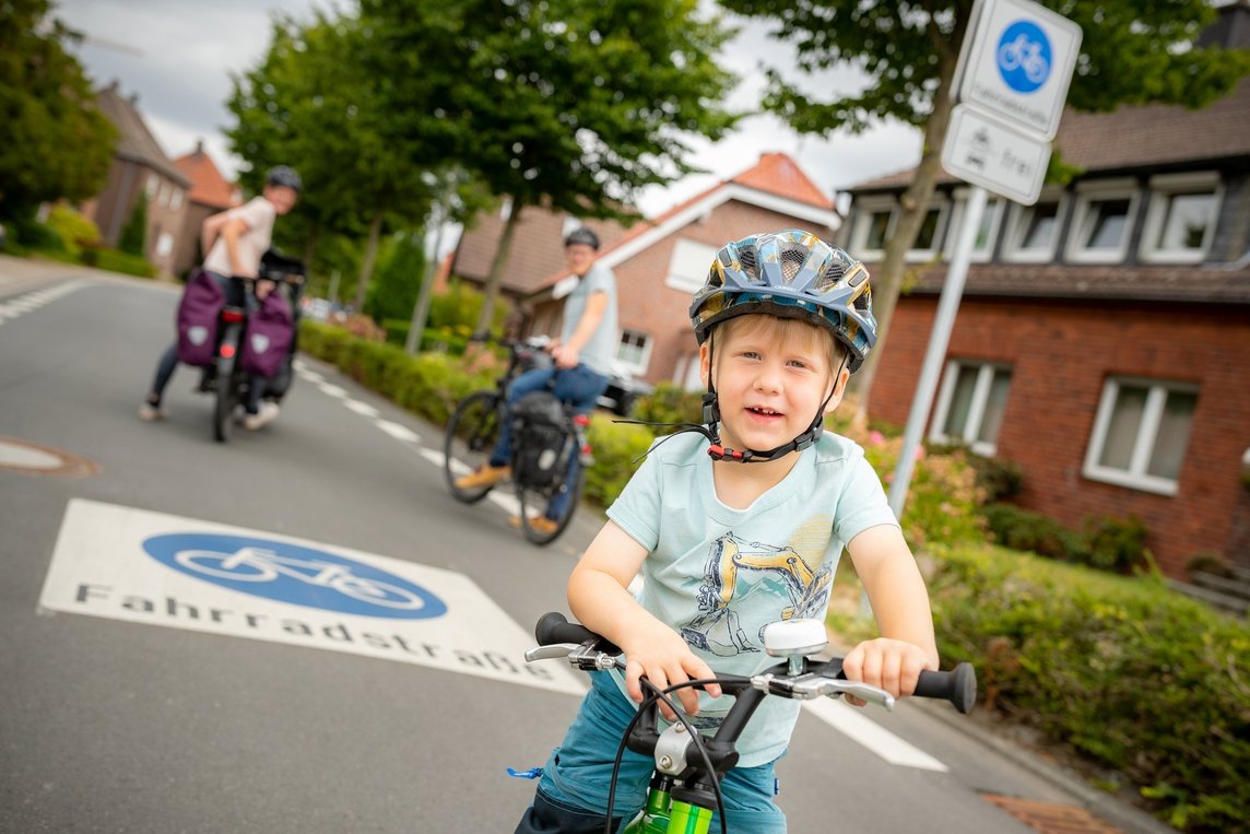 Dieses Foto zeigt ein Kind auf einem Fahrrad, das eine Fahrradstraße in Dülmen befährt