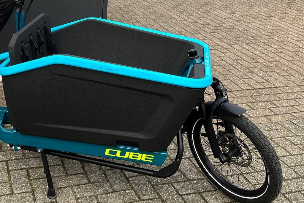 Das Bild zeigt ein E-Lastenrad.