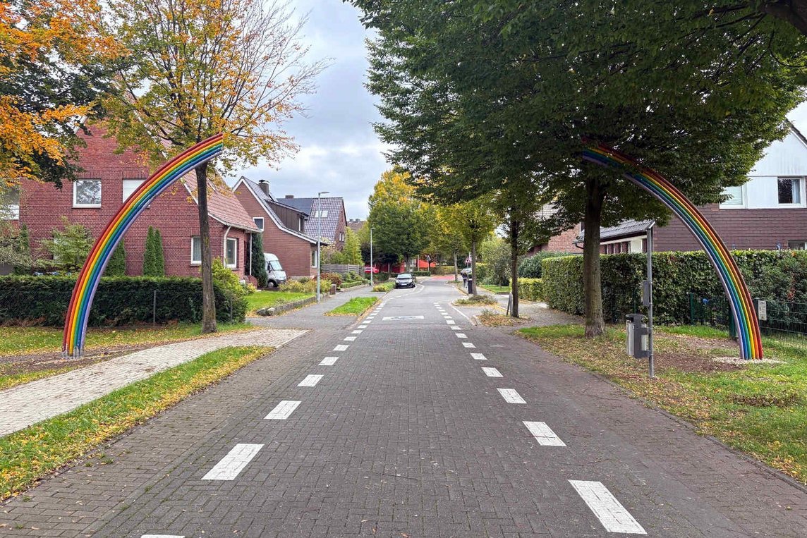 Dieses Foto zeigt das Regenbogen-Kunstwerk auf der Fahrradstraße Overbergstraße