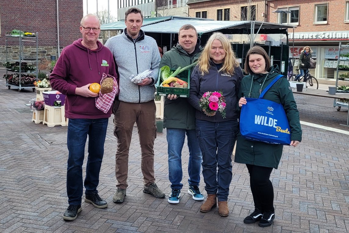 Die Markthändler Hilmar Stracke (Brot und Käse), Lars Düpmann (Fleischwaren), Uwe Seibert (Obst- und Gemüse) und  und Marion Oenning (Blumen Große-Brintrup) hoffen wie Dülmen Marketing-Mitarbeiterin Marina Jordan auf einen guten Start des Wochenmarktes am Samstag, 2. März. 