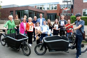 Dieses Foto zeigt Schülerinnen und Schüler sowie Lehrkräfte der Marienschule