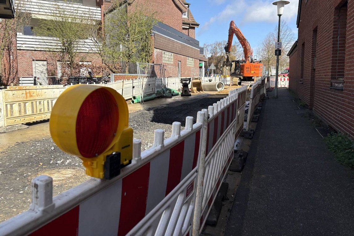 Dieses Foto zeigt die Kanalarbeiten im Hinderkingsweg