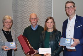 Bürgermeister Carsten Hövekamp (re.) dankte der Pako-Vorsitzenden Eva Vasmer (2. v. re.), ihrem Stellvertreter Georg Nockemann sowie Schriftführerin Anke Nothdurft und allen ehrenamtlichen Mitgliedern für den engagierten Einsatz für die Städtepartnerschaft. Foto: Stadt Dülmen/Kannacher