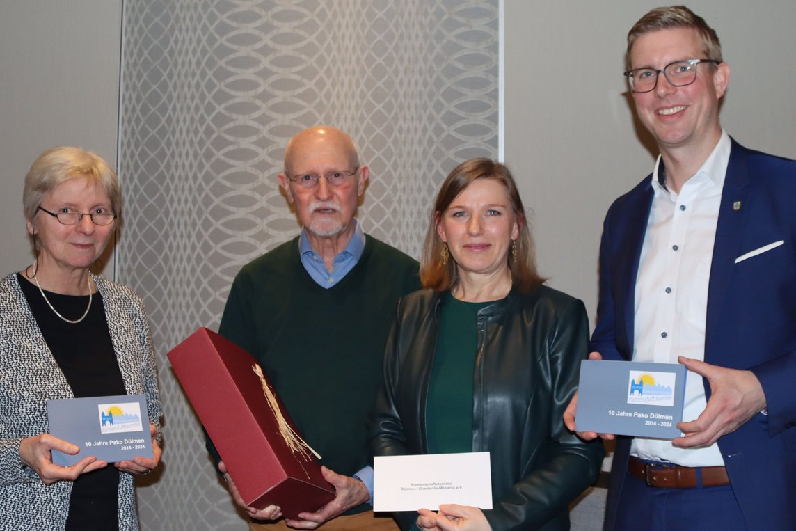 Bürgermeister Carsten Hövekamp (re.) dankte der Pako-Vorsitzenden Eva Vasmer (2. v. re.), ihrem Stellvertreter Georg Nockemann sowie Schriftführerin Anke Nothdurft und allen ehrenamtlichen Mitgliedern für den engagierten Einsatz für die Städtepartnerschaft.  Foto: Stadt Dülmen/Kannacher