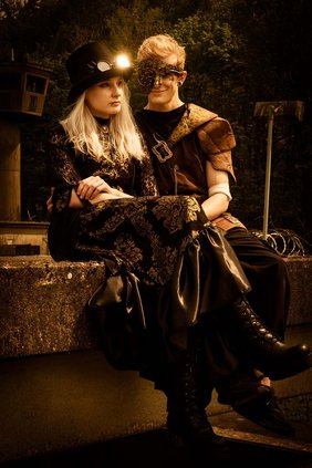 Teilnehmenden des Steampunk-Workshops. Das Foto zeigt die Teilnehmenden des Steampunk-Workshops.