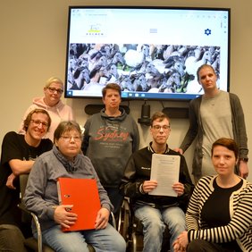 Das Team „Leichte Sprache“ des Anna-Katharinenstifts Karthaus hat unter Begleitung von Marion Verwohlt (vorne rechts) die Übersetzung der Texte für die Internetseiten der Stadt Dülmen übernommen. Foto: Anna-Katharinenstift Karthaus.