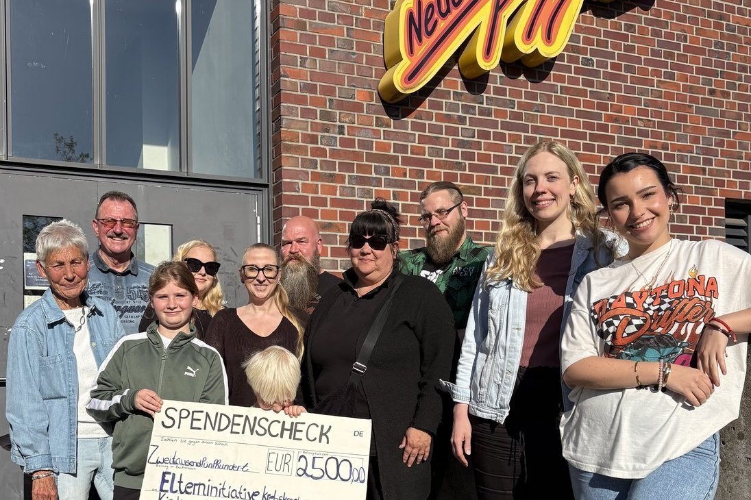 Vertreterinnen und Vertreter der Ehrenamtsgruppe und des Teams der Neuen Spinnerei übergaben die Spende an Roswitha udn Hans Rabe (li.) von der Elterninitiative. Foto: privat