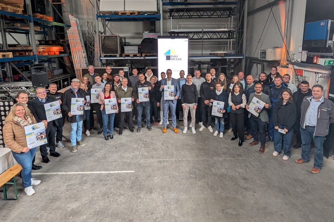 Dieses Foto zeigt Veranstalter und Aussteller der Baumesse