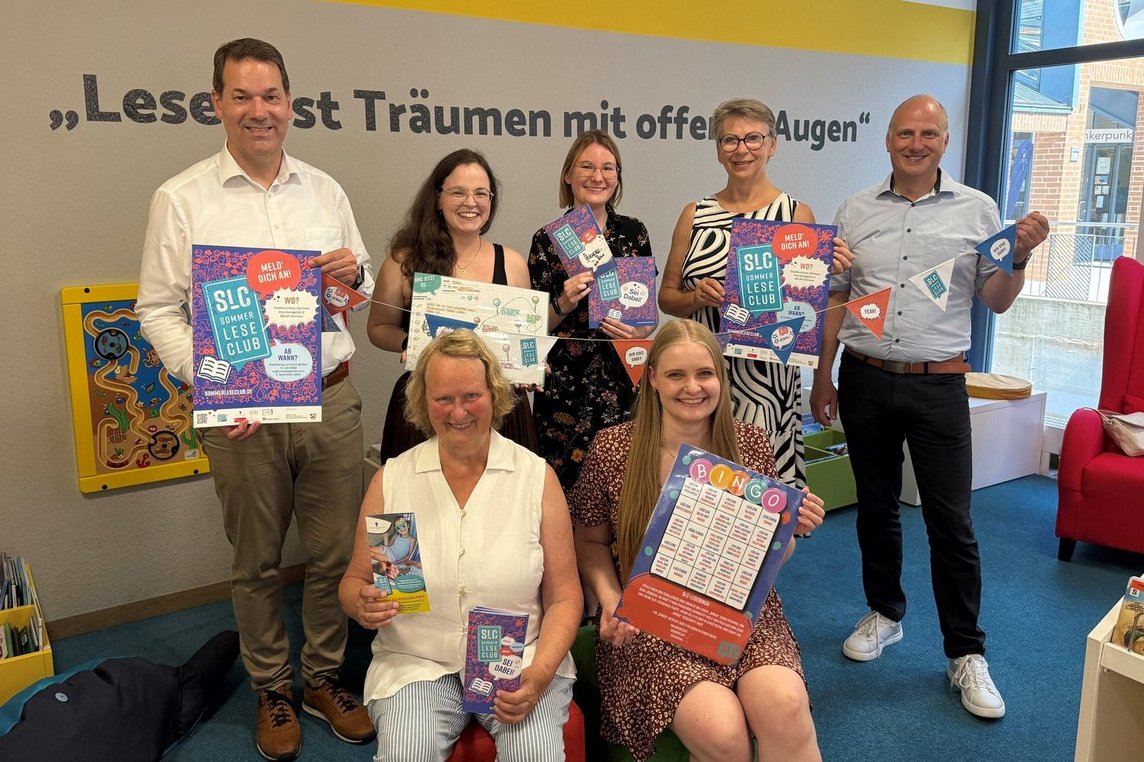Werben für den SommerLeseClub (hinten v. li.): Christoph Schrey (Sparkasse Westmünsterland), Anna Lena Bagert (Stadtbücherei), Bücherei-Leiterin Miriam Brecklinghaus, Gabriele Sondermann (Förderverein für Kunst und Kultur) , Burkhard Demes (Freizeitbad düb) sowie Sponsorin Margret Boch (vorne links) und Jana Bicks (Stadtbücherei). Foto: Stadt Dülmen/Kannacher