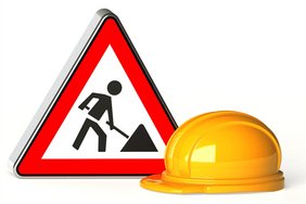 Diese Grafik zeigt einen Bauhelm und ein Baustellenschild