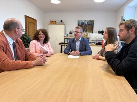 Dieses Foto zeigt Christoph Noelke (Erster Beigeordneter Stadt Dülmen), Ann-Kristin Winkelmann (Netzwerk Kinderschutz), Carsten Hövekamp (Bürgermeister), Verena Rohlmann (Ehrenamtskoordinatorin), Stefan Ricker (Abteilungsleiter Schule und Sport). 