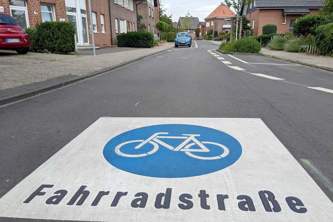Dieses Foto zeigt den Haverlandweg, der bereits zu einer Fahrradstraße umgebaut wurde