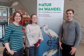 •	Haben gemeinsam die Ausstellung „Natur im Wandel“ in das einsA geholt: Carolin Dietrich (Klimaschutzmanagerin Stadt Dülmen), Dr. Marion Jekat (Leiterin Biologisches Zentrum), David Sommer (Klimaschutzmanager Stadt Dülmen). (Foto: Stadt Dülmen / Lükens)