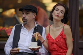 Noémi Schröder und Klaus Klaas von "Savoir vivre" versprühen mit ihrer Musik französischen Lebensgenuss. Das Bild zeigt eine Frau in einem roten Kleid und einen französisch gekleideten Herrn.