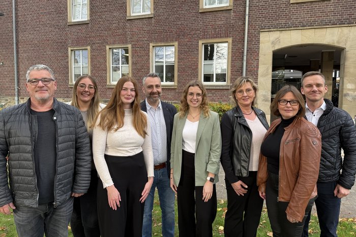 Unser Team von Traustandesbeamtinnen und -beamten (v. li.): Bernd Ludwig, Vanessa Nießen, Karen Sprutta, Oliver Lorenz, Jana Brandhorst, Angela Wenning, Manuela Reichelt und John Kuhlmann. Es fehlt auf dem Bild: Eva Prenger-Berninghoff. Foto: Stadt Dülmen 