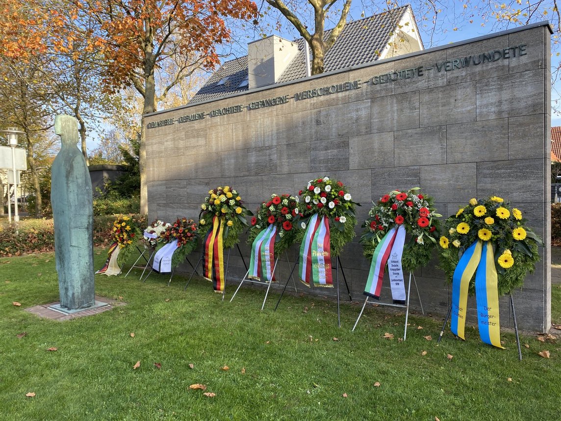 Das Foto zeigt Kränze vor dem Mahnmal.