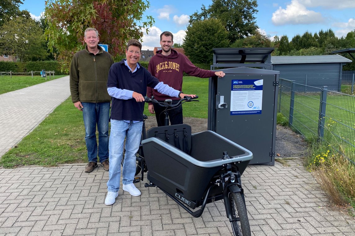 Die neue Lastenrad-Station in Hiddingsel ist ab sofort in Betrieb. Ortsvorsteher Hendrik Clodius, Lastenrad-Patin Astrid Clodius und Simon Kramer (Stadt Dülmen) haben das neue Angebot bereits getestet. (Foto: Stadt Dülmen)