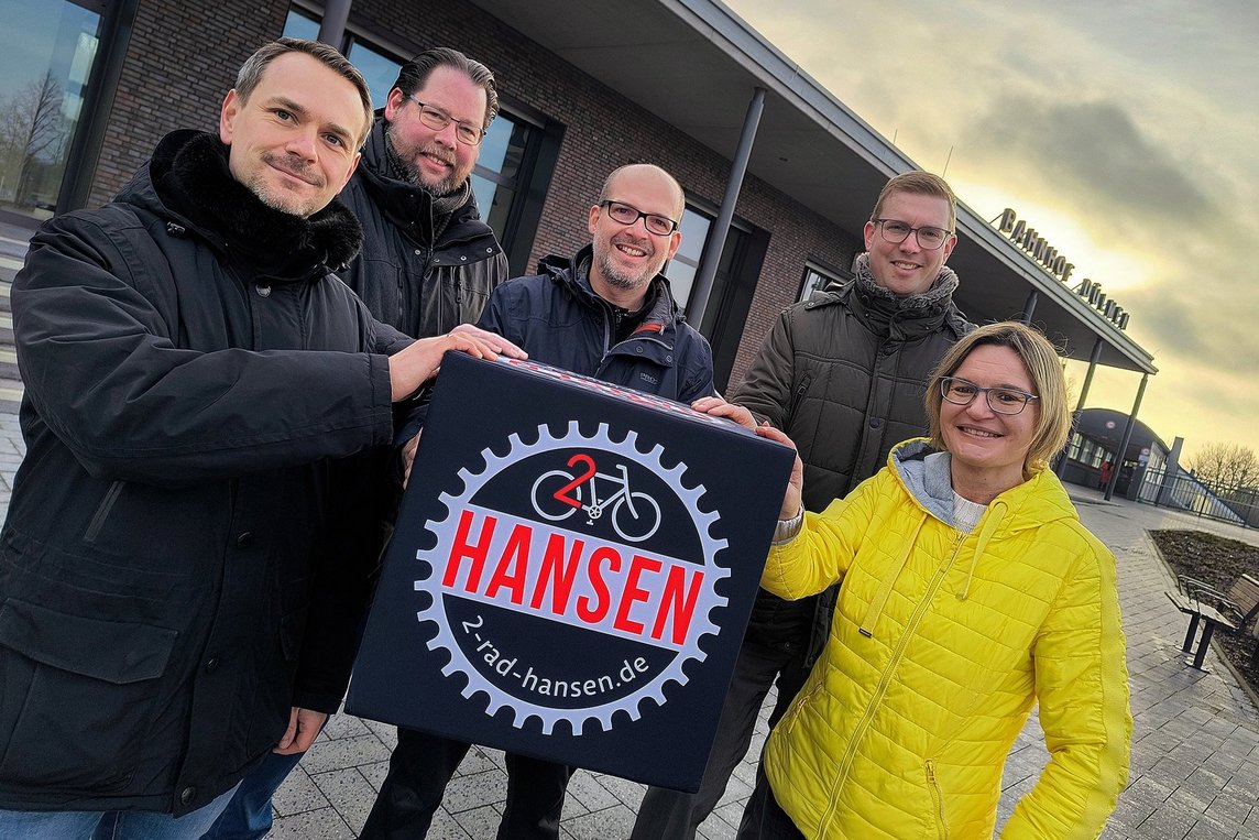 Dieses Foto zeigt Verantwortliche der Stadt und des Unternehmens 2-Rad Hansen am Bahnhof.
