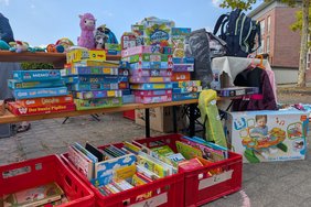 Kinderflohmarkt Das Foto zeigt einen Stand mit Spielzeug vom Kinderflohmarkt