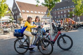 Stadtradeln 2026 Dieses Foto zeigt zwei Fahradfahrerinnen in der Innenstadt.