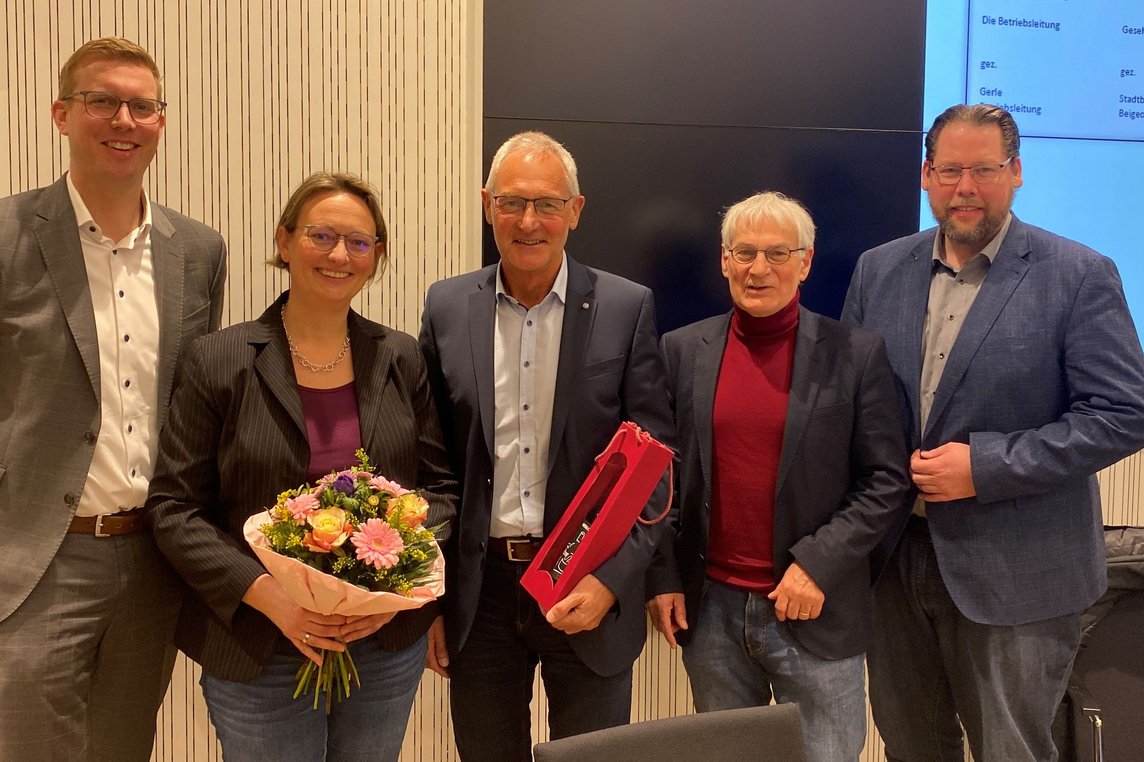 In der Sitzung des Bauausschusses gratulierten Bürgermeister Carsten Hövekamp (li.), Ausschuss-Vorsitzender Klaus-Viktor-Kleerbaum, und Stadtbaurat Markus Mönter (re.) Bernadette Geiger zum neuen Posten und dankten Jochen Gerle (Mitte) für seine Arbeit als bisheriger Leiter des Abwasserwerks. Foto: Stadt Dülmen/Kannacher