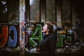 Das Foto zeigt eine wütend schreiende Frau.