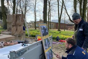 Anhand von Fotos setzen die Experten die Einzelteile der Skulptur wieder zusammen.