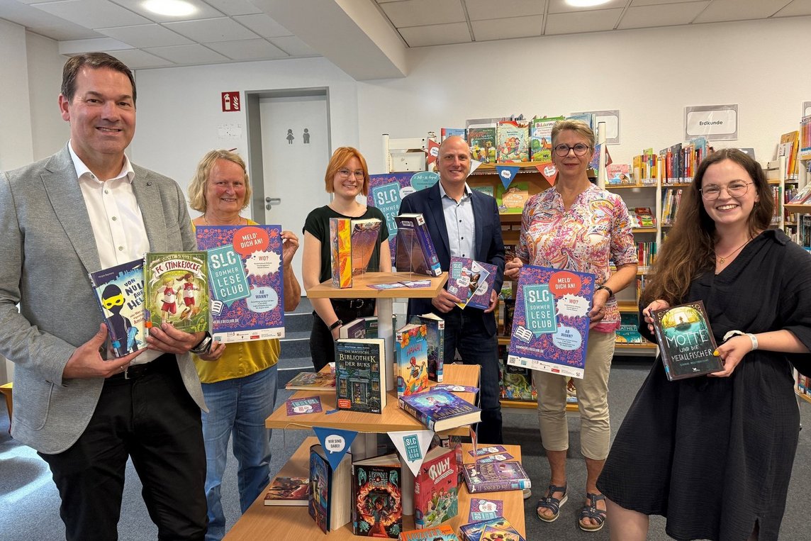 Werben für den SommerLeseClub (v. li.): Christoph Schrey (Sparkasse Westmünsterland), Sponsorin Margret Boch, Miriam Brecklinghaus (Stadtbücherei), Burkhard Demes (düb), Gabriele Sondermann (Förderverein für Kunst und Kultur) und Anna Lena Bagert (Stadtbücherei). Foto: Stadt Dülmen/Kannacher