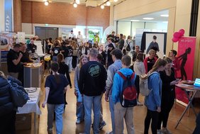 Zahlreiche Unternehmen präsentierten den Schülerinnen und Schülern bei der Berufsmesse 2023 ihr vielfältiges Ausbildungsangebot. Zahlreiche Unternehmen präsentierten den Schülerinnen und Schülern bei der Berufsmesse 2023 ihr vielfältiges Ausbildungsangebot.