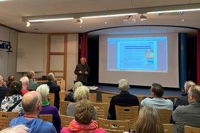 Rolf Ebert vom Büro StadtART aus Dortmund präsentierte die Ergebnisse der Analyse. Foto: Stadt Dülmen/Kannacher