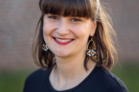 Kursleiterin Jana Benecken mit Perlenohrringen Kursleiterin Jana Benecken mit Perlenohrringen