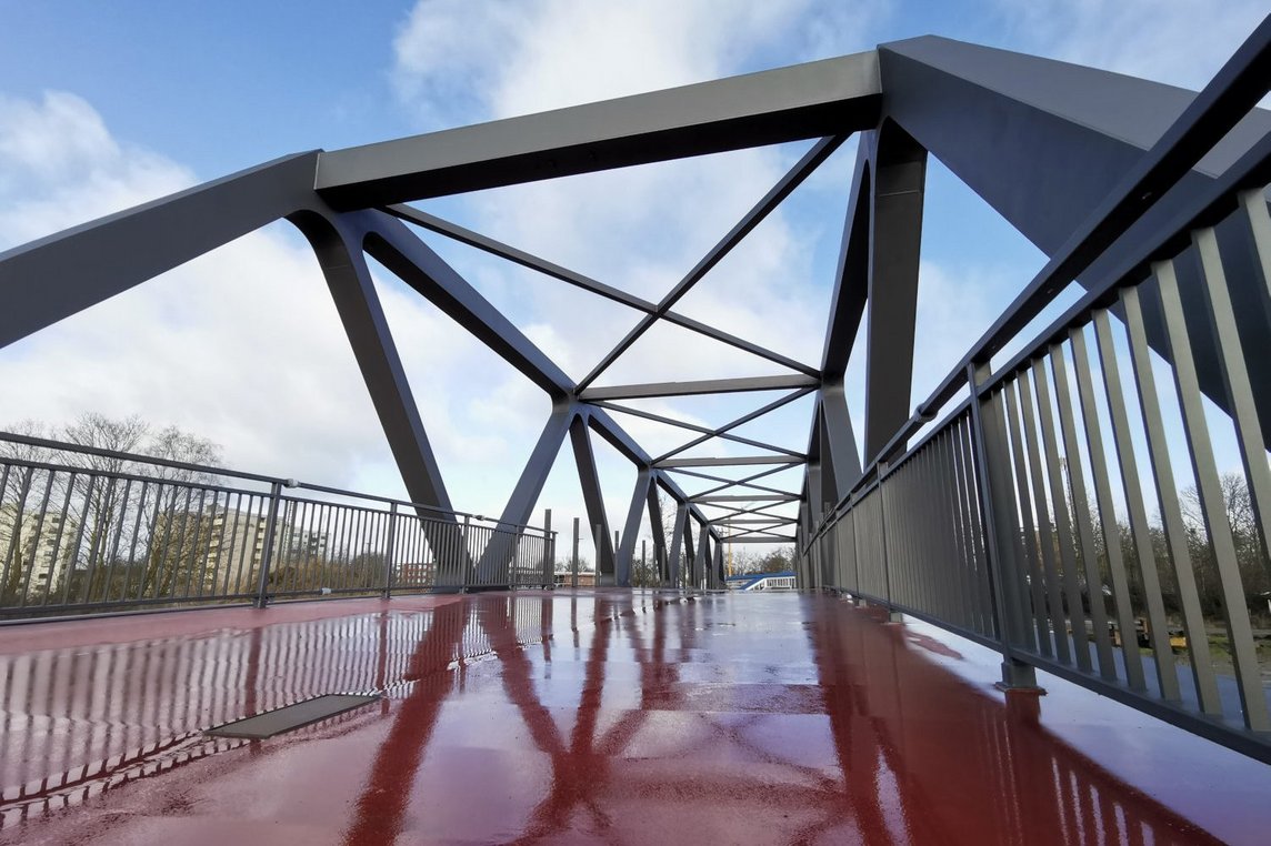 Dieses Foto zeigt die Brücke am Bahnhof