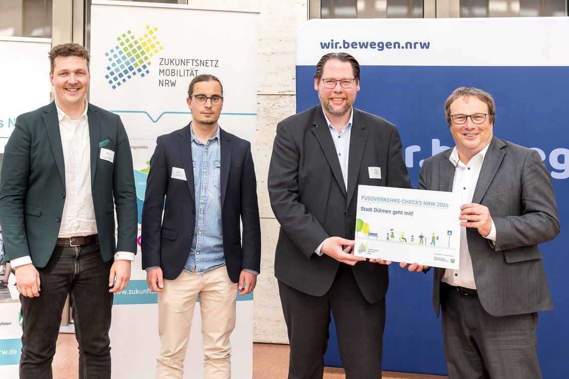 Dülmens Stadtbaurat Markus Mönter (2. v. re). und Mobilitätsmanager Lennart Mania (2. v. li.) nahmen von NRW-Umweltminister OIiver Krischer (re.) und Thomas Nienhaus vom Zukunftsnetz Mobilität NRW die Teilnahmebestätigung für den Fußverkehrs-Check NRW 2026 entgegen.  Foto: ©Zukunftsnetz Mobilität NRW/Smilla Dankert