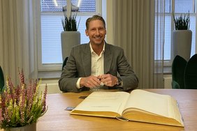 Gut gelaunt trug sich auch Patrik Kittel ins Goldene Buch ein.