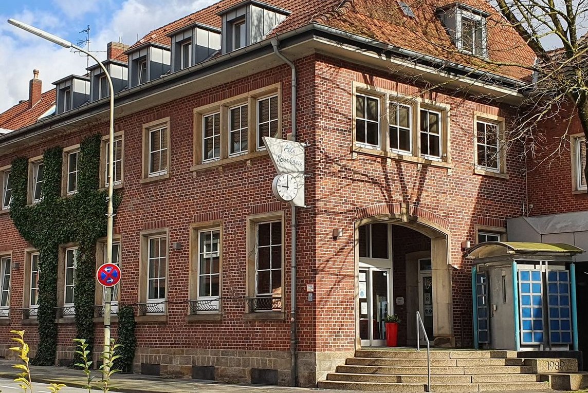Das Bild zeigt die Alte Sparkasse von außen.