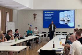 Stadtbaurat Markus Mönter (Mitte) sowie weitere Vertreterinnen und Vertreter der Verwaltung stellten den vier Landschaftsarchitekturbüros ihre Aufgabenstellung vor und stimmte mit ihnen den weiteren Werkstattprozess ab. Foto: Stadt Dülmen/Kannacher
