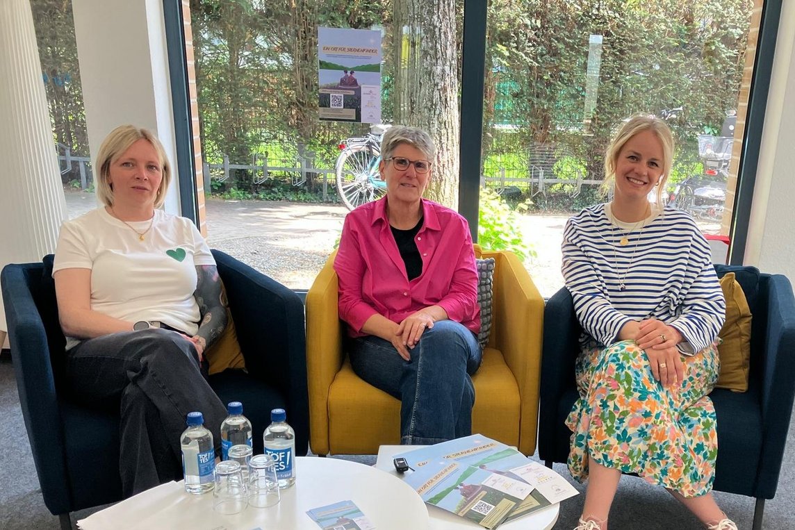 Josefine Haustein vom Ankerpunkt (li.), Alexa Strompen von domum vitea und Isabell Wewers (re.) laden betroffene Familien zur Teilnahme an der Online-Befragung ein.