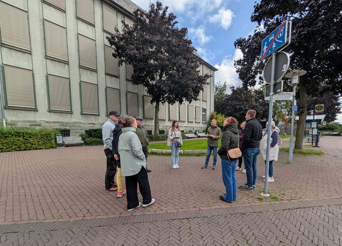 Gruppe vor der Hermann-Leeser-Schule