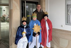 Sternsinger mit Bürgermeister Dieses Foto zeigt die Sternsingerinnen und Sternsinger miit Bürgermeister Carsten Hövekamp