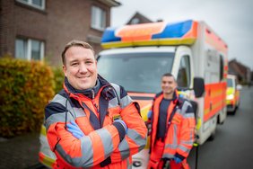 Dieses Foto zeigt zwei Mitarbeitende des Rettungsdienstes 