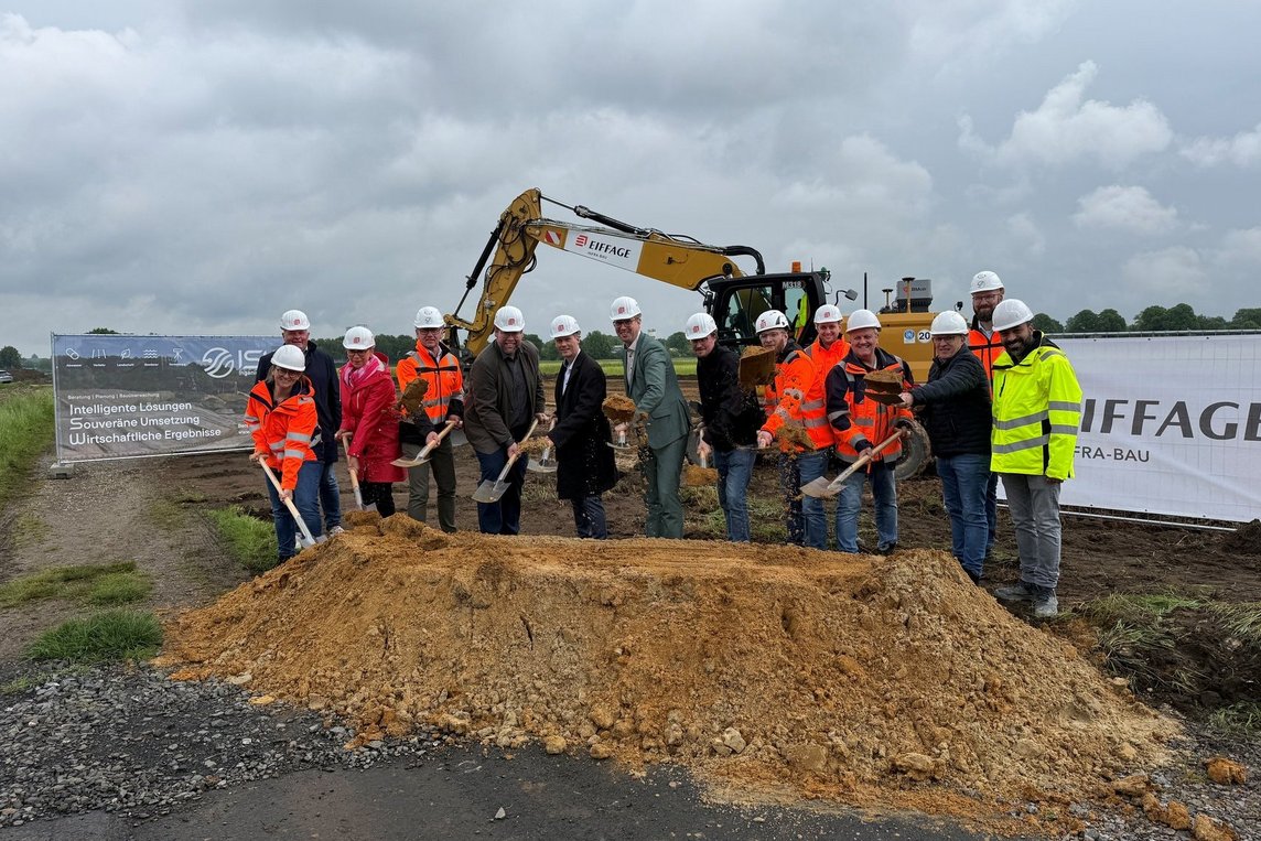 Setzten mit Schwung den ersten Spatenstich: Vertreterinnen und Vertreter von Stadt, Abwasserwerk, Stadtwerken, Planungsbüro und Baufirma. Foto: Stadt Dülmen