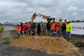 Setzten mit Schwung den ersten Spatenstich: Vertreterinnen und Vertreter von Stadt, Abwasserwerk, Stadtwerken, Planungsbüro und Baufirma. Foto: Stadt Dülmen
