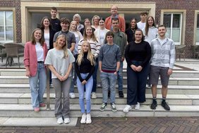 • Das Foto zeigt die Azubis mit den städtischen Ausbildungsleitenden und dem Ersten Beigeordneten Christoph Noelke, der die Auszubildenden heute begrüßte.