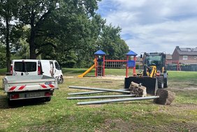 Der städtische Baubetriebshof baut aktuell die ausgedienten Geräte ab, um Platz für neue Wege und attraktive Spielelemente zu schaffen. Foto: Stadt Dülmen