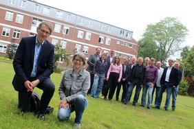 Rezertifizierung European Energy Award Dieses Foto zeigt eea-Prüfer Leonard Meyer sowie Mitarbeitende der Stadt Dülmen vor dem Technischen Rathaus.