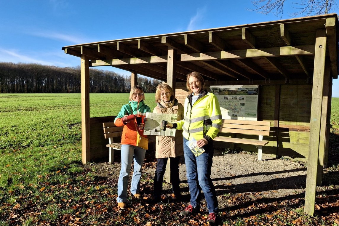 Katrin Finn-Wedler (Dülmen Marketing), Marianne Teltrop (Naturpark Hohe Mark) und Annette Stadtbäumer (Stadt Dülmen) stellen den sanierten neuen Rastplatz in Dülmen Rorup vor. 