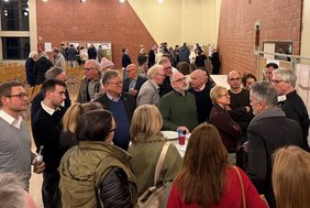 Rund 180 Gäste nahmen an der Veranstaltung teil und nutzen ausgiebig die Gelegenheit, an vier Thementische ihre Ideen, Kritik und Wünsche zu den Planungen einzubringen. Fotos: Stadt Dülmen/Kannacher